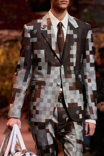 Look 77